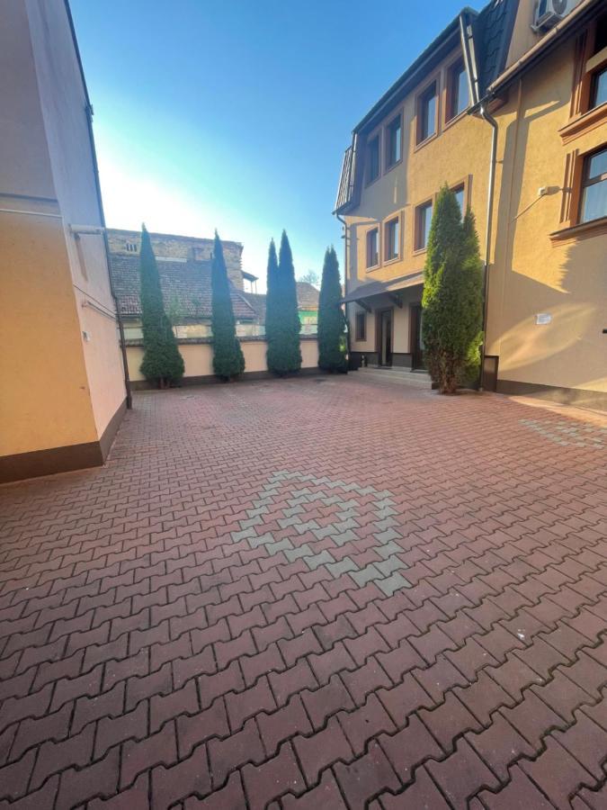 Pension Cleopatra Târgu-Mureş Exteriör bild