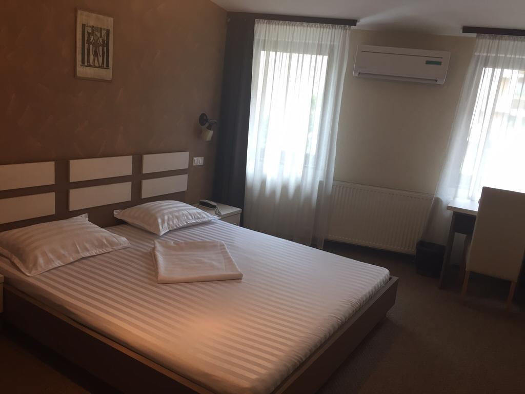 Pension Cleopatra Târgu-Mureş Exteriör bild